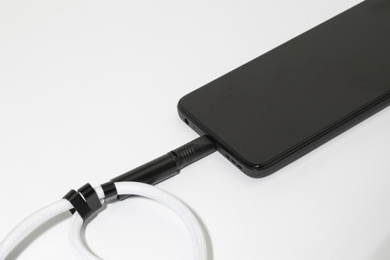 CuffCharge 60W RPET kabel s náramkem na mobil