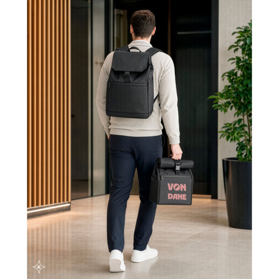 AZORES BAG. Batoh na notebook z PU (16"), s klopou zakrývající všechny přihrádky
