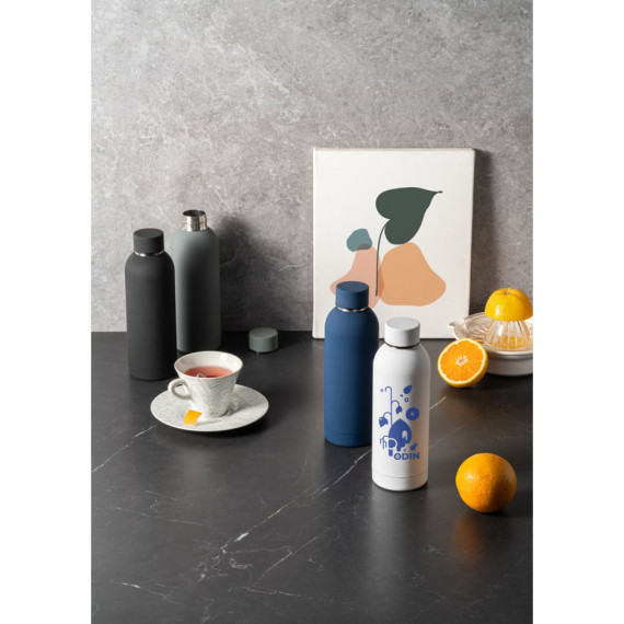 ODIN. Dvoustěnná nerezová (36% recyklace) vakuově izolovaná láhev 550 mL