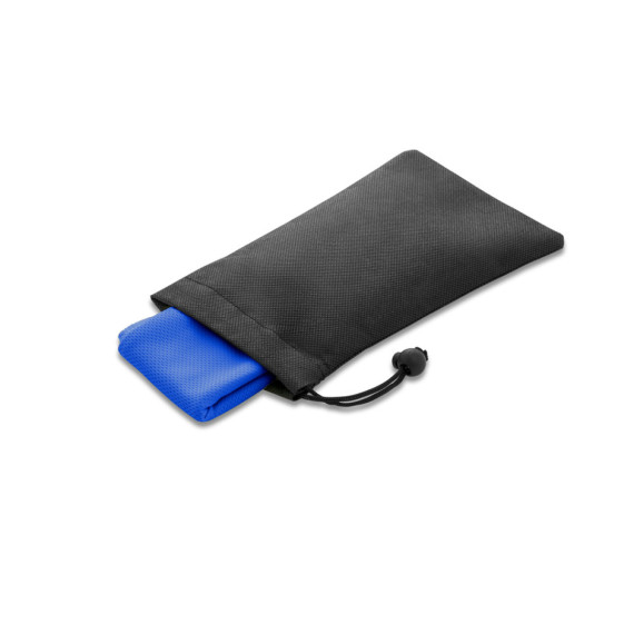 BERNAL. Fitness chladicí ručník recyklovaný polyesterový šátek (100% rPET) s netkaným sáčkem