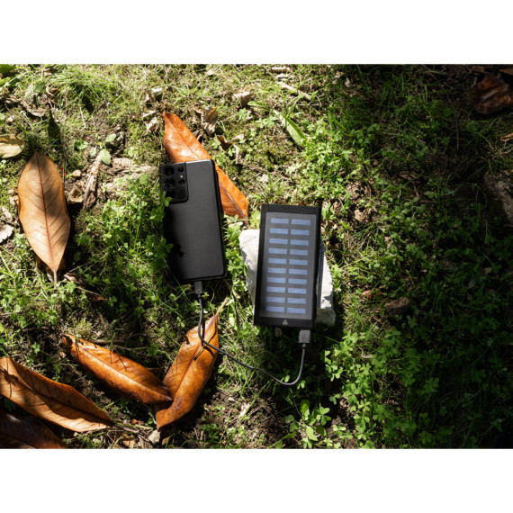 CLERK. Powerbanka 8 000 mAh se solárním panelem ze 100% recyklovaného hliníku