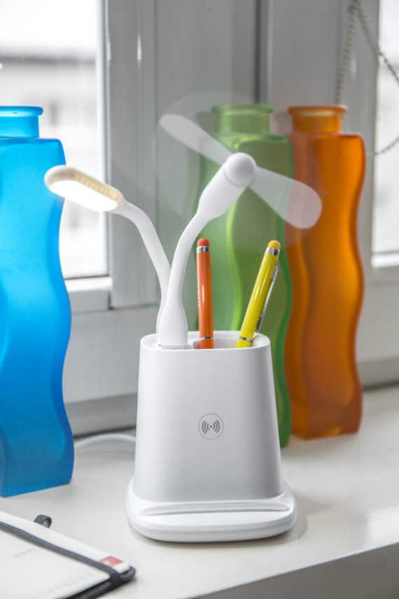 Stoján na psací potřeby s indukční nabíječkou BERGO