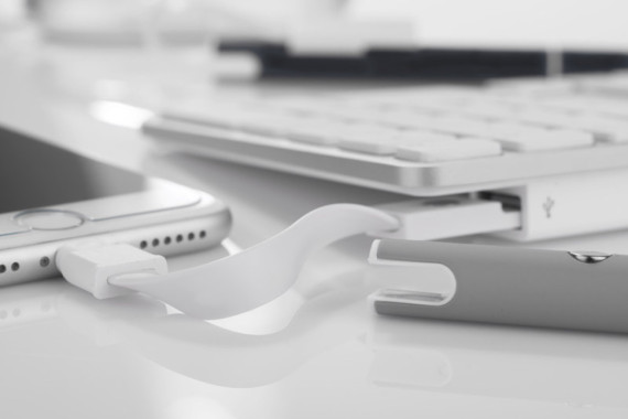 Propiska CHARGE s USB kabelem