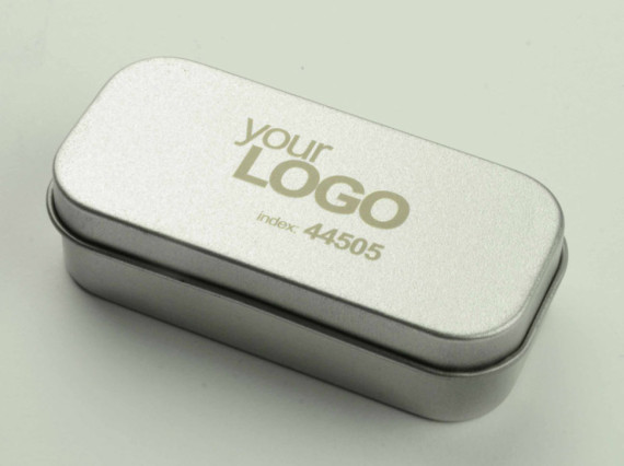 Malá kovová krabička s vložkou na větší flash disk