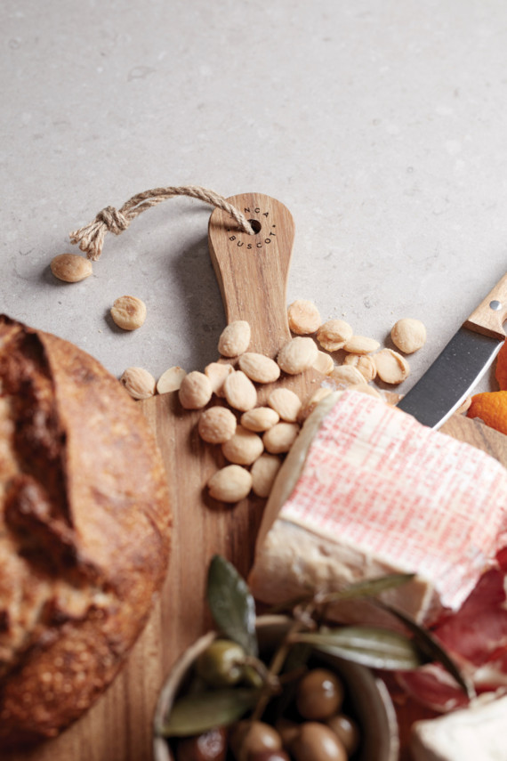 Kulaté servírovací prkénko VINGA Buscot