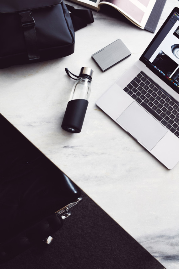 Štíhlá skleněná láhev na vodu VINGA