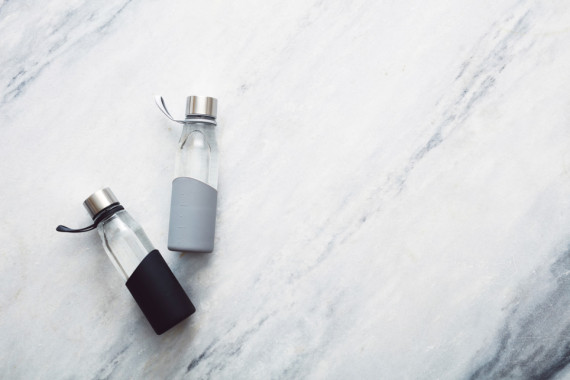 Štíhlá skleněná láhev na vodu VINGA