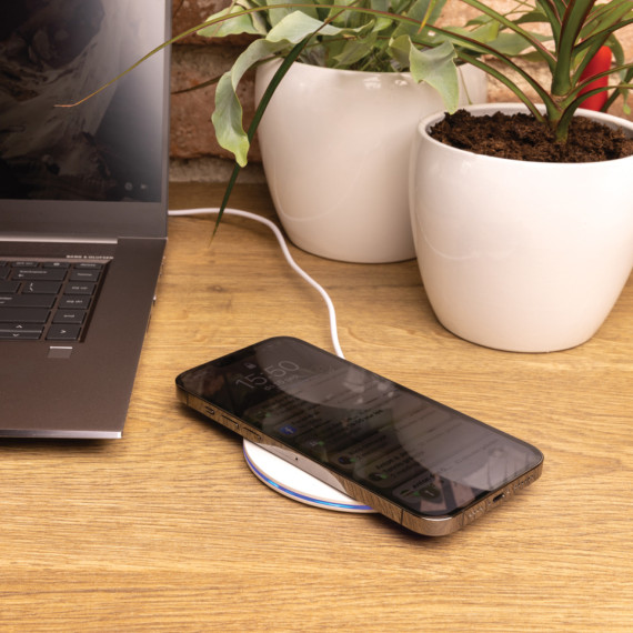 Rychlá bezdrátová nabíječka 15W z RCS recykl. plastu