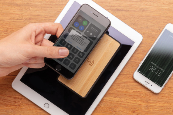 Bezdrátová powerbanka 8 000 mAh z bambusu a RCS Rplastu