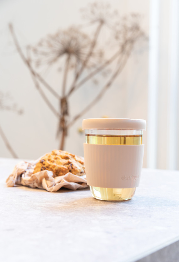 Sklenice se silikonovým víkem a úchopem Ukiyo