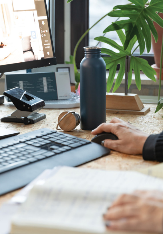 Moderní nerezová lahev s bambusovým uzávěrem