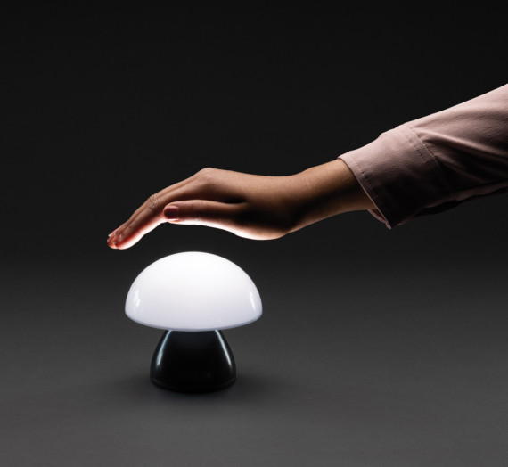 USB stolní lampa Luming z RCS recykl. plastu