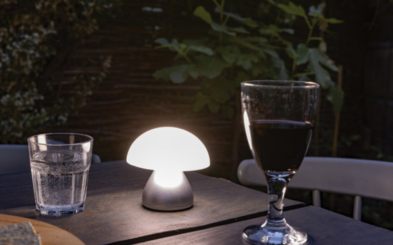 USB stolní lampa Luming z RCS recykl. plastu