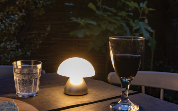 USB stolní lampa Luming z RCS recykl. plastu