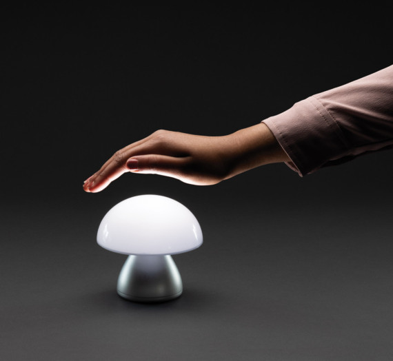 USB stolní lampa Luming z RCS recykl. plastu