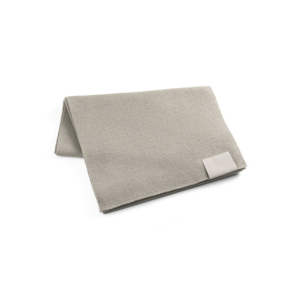 SERENITY. Šála z recyklovaného polyesteru (100% rPET) s prošitým detailem pro personalizaci