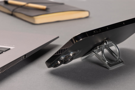 Klíčenka se stojánkem na telefon z RCS recykl. slitiny zinku