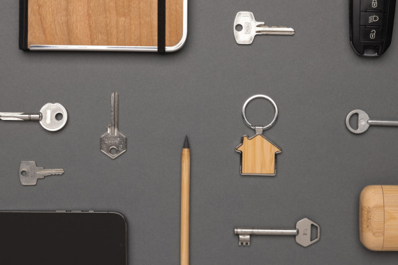 Klíčenka z RCS recykl. slitiny zinku s bambusem