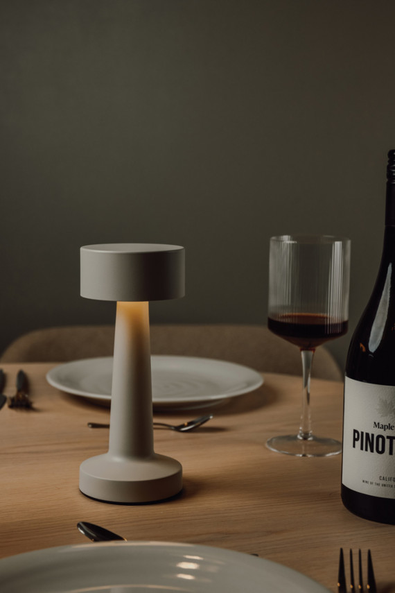 Stolní lampa VINGA Maris z RCS recykl. ABS