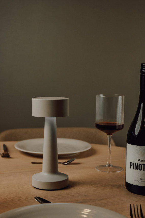 Stolní lampa VINGA Maris z RCS recykl. ABS