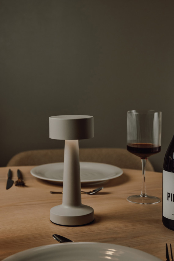 Stolní lampa VINGA Maris z RCS recykl. ABS