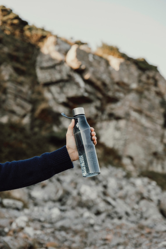 Lahev na vodu 800ml VINGA Lean z RCS RPET