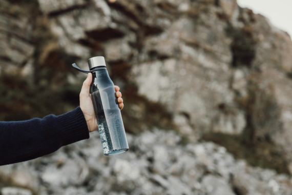 Lahev na vodu 800ml VINGA Lean z RCS RPET