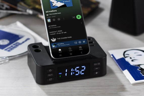 Budík s indukční nabíječkou CLOCKI