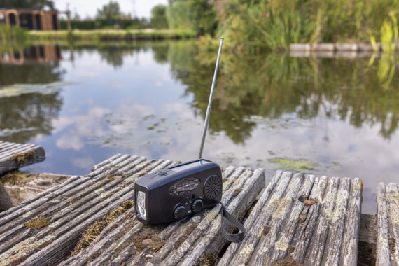 Nouzové rádio RescueWave RCS z recyklovaného plastu