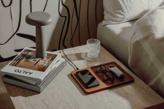 Stolní bezdrátová nabíječka a organizér VINGA Timo z RCS