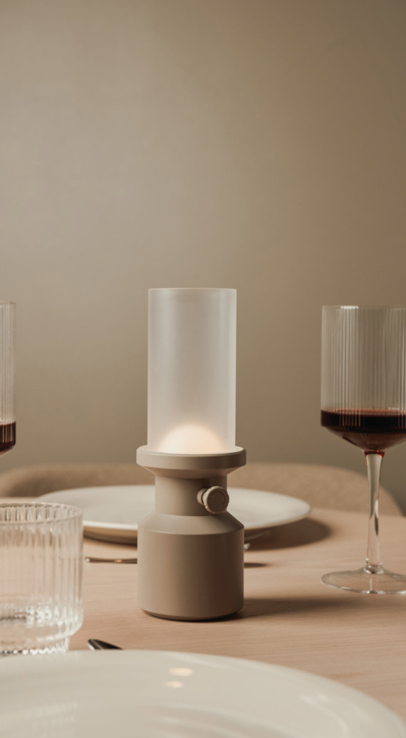 Stolní lampa VINGA Niori z RCS