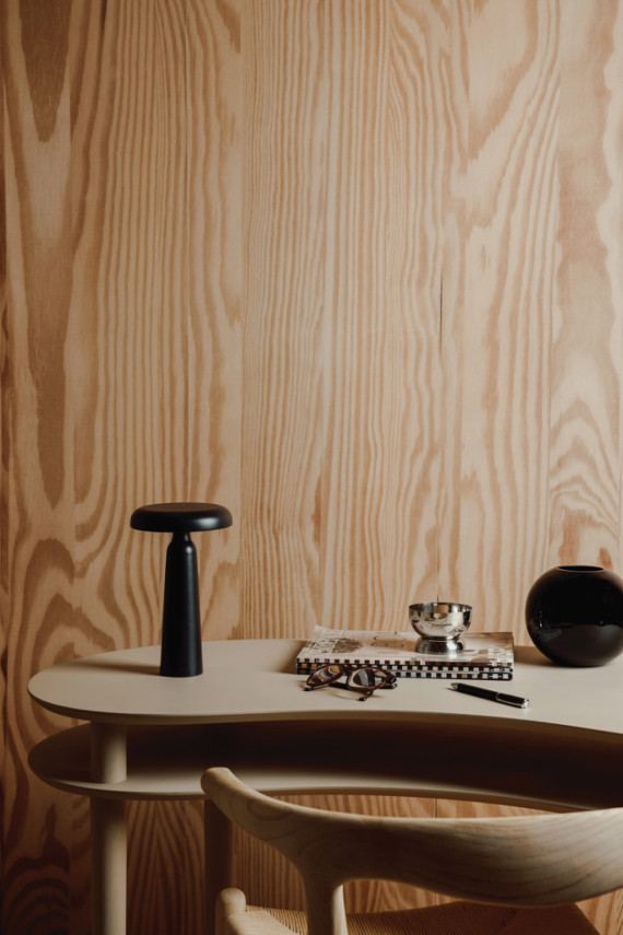 Stolní lampa VINGA Avery z RCS