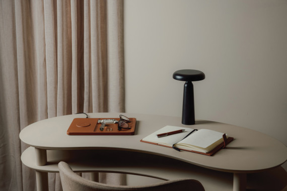 Stolní lampa VINGA Avery z RCS