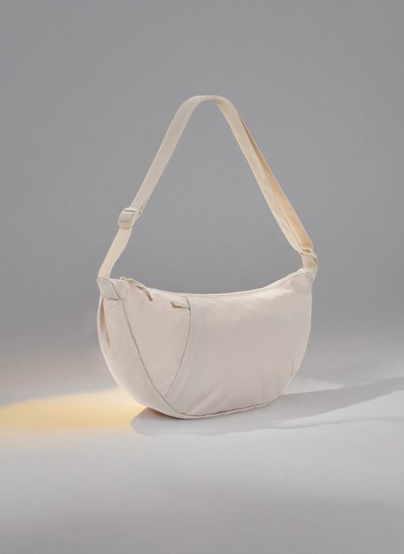 Crossbody Crescent XL z RPET AWARE™  ve tvaru půlměsíce