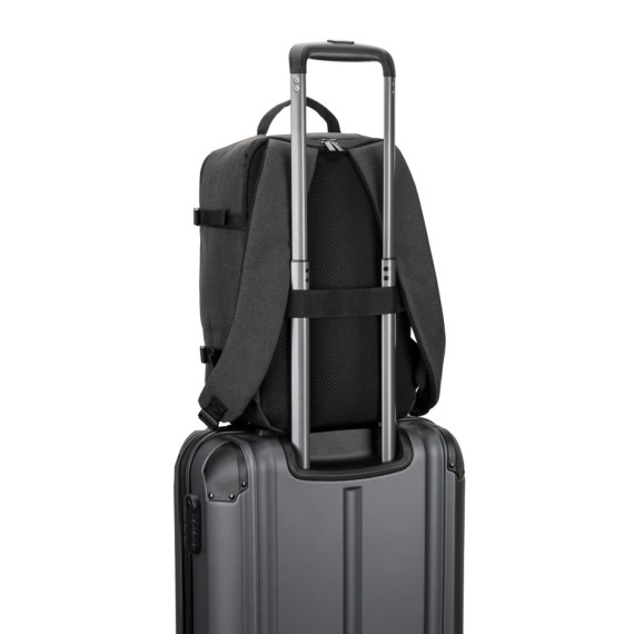 CIES. Batoh vyvinutý tak, aby splňoval rozměry požadované leteckými společnostmi, z recyklovaného polyesteru vysoké hustoty 600D