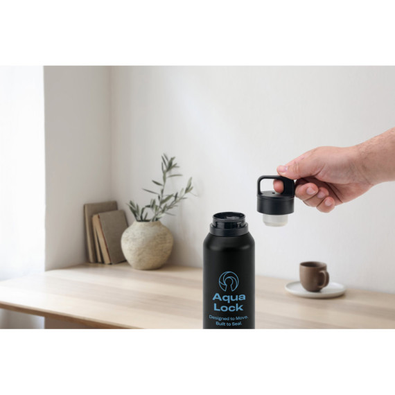 NICKLAUS. Nerezová láhev (91 % recyklovaná) s vakuově izolovanou dvojitou stěnou 590 ml