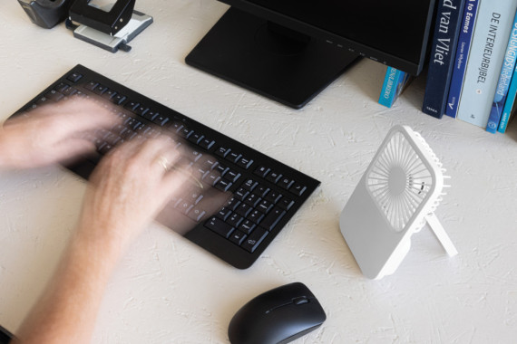 Stolní dobíjecí větráček Aervina z recyklovaného plastu RCS