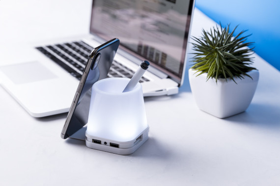 Lumeo stojánek na pera s USB hubem